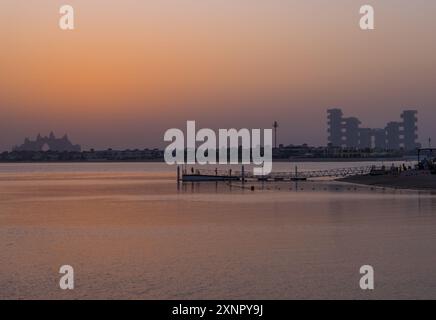 Dubai, VAE - 1. Juni 2024 - die alten und neuen Atlantis Hotels auf Palm Jumeirah bei Sonnenuntergang Stockfoto