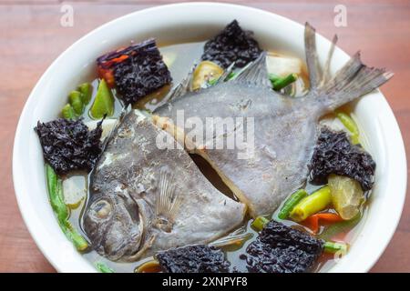 Fish tinola, ein beliebtes philippinisches Fischgericht in einem lokalen Restaurant in Ilocos, Philippinen Stockfoto