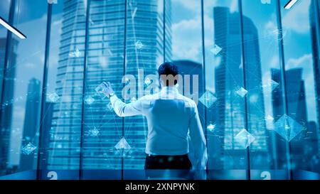 Geschäftsmann, der neben dem Fenster steht und hineinschaut. Der Mann steht neben dem Buntglas. Rückansicht eines Geschäftsmannes, der vor seinem Büro steht Stockfoto