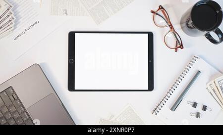 Komposition mit Tasse Tee, Buch und Tablett auf Holztisch. Smartphone mit leerem Bildschirm, Notebook, Kaffeetasse und Gläsern auf weißem Tisch. Draufsicht Stockfoto