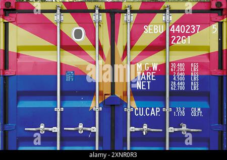 Arizaona US-Staatsflagge auf Metalltüren von Frachtcontainern im Außenbereich im Hafenbereich dargestellt Stockfoto