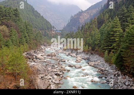 Der Fluss Dudh Kosi bei Phakding entlang des Weges zum Everest Base Camp Stockfoto