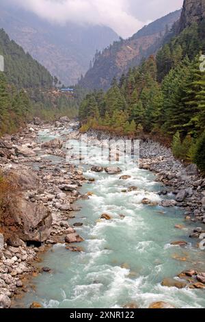 Der Fluss Dudh Kosi bei Phakding entlang des Weges zum Everest Base Camp Stockfoto