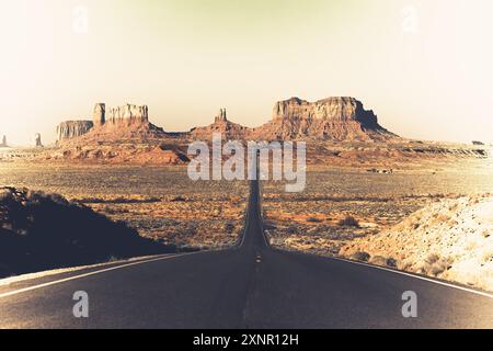 Landschaftlich reizvolle Autobahn, die zum Monument Valley führt Stockfoto