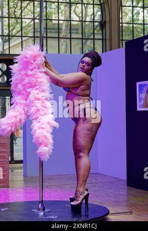 Paris, Frankreich. August 2024. Pole Dance während der Pride Party im Paris Media Centre am 1. August 2024 in Paris, Frankreich. Quelle: Bernard Menigault/Alamy Live News Stockfoto