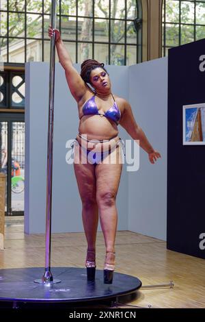 Paris, Frankreich. August 2024. Pole Dance während der Pride Party im Paris Media Centre am 1. August 2024 in Paris, Frankreich. Quelle: Bernard Menigault/Alamy Live News Stockfoto