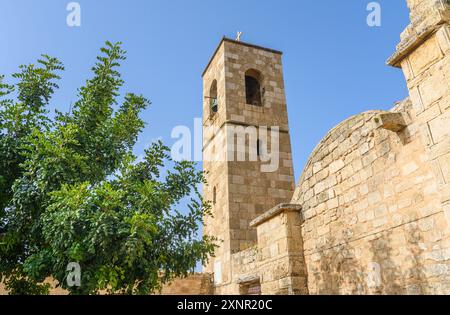 Famagusta. Zypern - 04.20.2024 Apostel Barnabas Kirche mit Rosette Fenster, Zypern Stockfoto