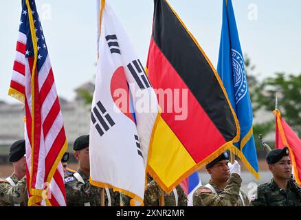 Pyeongtaek, Südkorea. August 2024. Soldaten mit den Fahnen der USA (l-r), Südkoreas, Deutschlands und des Kommandos der Vereinten Nationen (UNC) stehen während der Beitrittszeremonie seines Landes im US-Basislager Humphreys nebeneinander. Der deutsche Verteidigungsminister Pistorius übergab symbolisch die Flagge und besiegelte die Mitgliedschaft des Landes im UN-Bündnis. Quelle: Soeren Stache/dpa/Alamy Live News Stockfoto