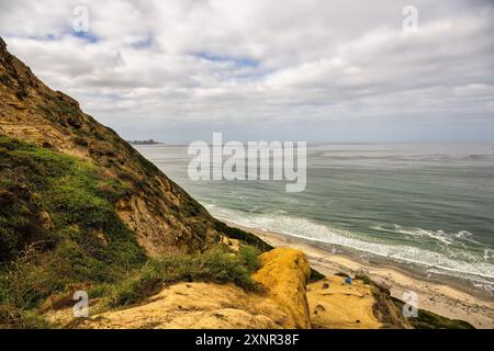 BLICK AUF DEN PAZIFIK UND DIE KLIPPEN AM SEGELHAFEN TORREY PINES MIT LA JOLLA IN DER FERNE UND EINEM BEWÖLKTEN HIMMEL IN DER NÄHE VON SAN DIEGO CALIFORNIA Stockfoto