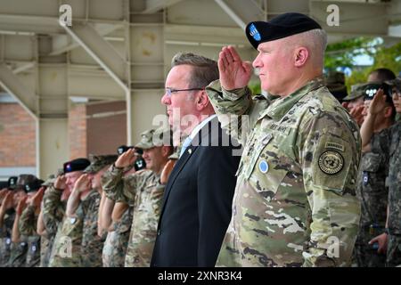 Pyeongtaek, Südkorea. August 2024. Verteidigungsminister Boris Pistorius (l, SPD) und US-General Paul J. LaCamera (r), Kommandeur des UNC-Kommandos, stehen während des Auftritts der Nationalhymnen im US-Basislager Humphreys während der UNC-Beitrittszeremonie nebeneinander. Quelle: Soeren Stache/dpa/Alamy Live News Stockfoto