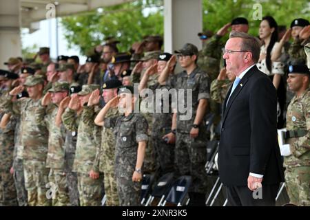 Pyeongtaek, Südkorea. August 2024. Verteidigungsminister Boris Pistorius (r, SPD) steht neben Soldaten aus den USA und Südkorea im US-Basislager Humphreys während der Beitrittszeremonie zum UN-Kommando (UNC) während des Spiels der Nationalhymnen. Quelle: Soeren Stache/dpa/Alamy Live News Stockfoto