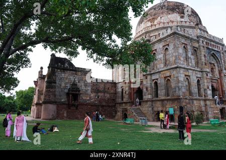 Neu-Delhi, Indien. August 2024. Besucher besuchen die Lodi Gardens in Neu-Delhi, der Hauptstadt Indiens, am 1. August 2024. Die Lodi Gardens, die sich über 90 Hektar erstrecken, enthält eine große Anzahl von architektonischen Ruinen aus der Sultanatsperiode Delhi. Dieser kostenlose Stadtpark wird zu einem beliebten Ort für die Einwohner von Neu-Delhi. Quelle: Wu Yue/Xinhua/Alamy Live News Stockfoto