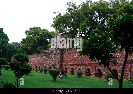 Neu-Delhi. August 2024. Dieses am 1. August 2024 aufgenommene Foto zeigt die Landschaft im Inneren der Lodi Gardens in Neu-Delhi, der Hauptstadt Indiens. Die Lodi Gardens, die sich über 90 Hektar erstrecken, enthält eine große Anzahl von architektonischen Ruinen aus der Sultanatsperiode Delhi. Dieser kostenlose Stadtpark wird zu einem beliebten Ort für die Einwohner von Neu-Delhi. Quelle: Chen Dongshu/Xinhua/Alamy Live News Stockfoto