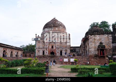 Neu-Delhi. August 2024. Dieses am 1. August 2024 aufgenommene Foto zeigt die Landschaft im Inneren der Lodi Gardens in Neu-Delhi, der Hauptstadt Indiens. Die Lodi Gardens, die sich über 90 Hektar erstrecken, enthält eine große Anzahl von architektonischen Ruinen aus der Sultanatsperiode Delhi. Dieser kostenlose Stadtpark wird zu einem beliebten Ort für die Einwohner von Neu-Delhi. Quelle: Chen Dongshu/Xinhua/Alamy Live News Stockfoto