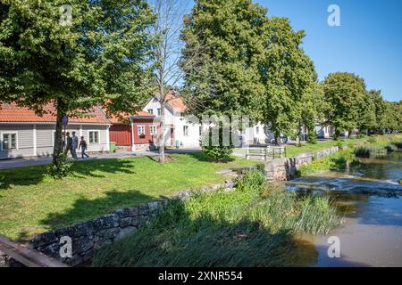 Idyllische Kleinstadt Söderköping im Sommer. Söderköping ist eine historische mittelalterliche Stadt und ein beliebtes Reiseziel in Schweden. Stockfoto