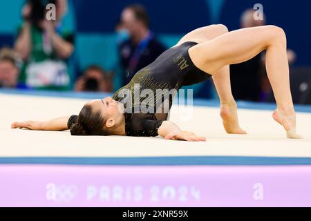 Paris, Frankreich, 1. August 2024. Kaylia Nemour aus Algerien spielt auf dem Boden Übung während der Olympischen Spiele 2024 in Paris, Kunstturnen WomenÕs Allround-Finale in der Bercy Arena am 1. August 2024 in Paris. Quelle: Pete Dovgan/Speed Media/Alamy Live News Stockfoto