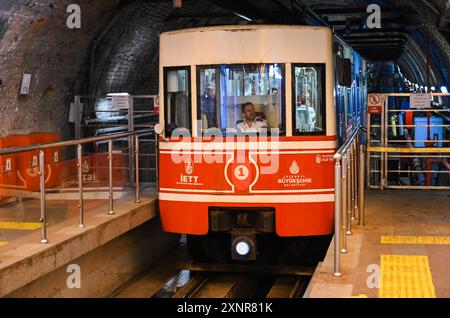 Istanbul, T¨¹rkiye. 31. Juli 2024. Ein Zug der U-Bahn-Linie „T¨¹nel“ kommt am 31. Juli 2024 an einem Bahnhof in Istanbul, T¨¹rkiye, an. 1875 ging die U-Bahn-Linie mit zwei Holzwagen, die von einer Dampfmaschine angetrieben wurden, in Betrieb. Die Wagen wurden von Öllampen beleuchtet, da es zu dieser Zeit keinen Strom gab. Die Strecke ist die zweitälteste der Welt nach der 1863 in London erbauten Strecke. Er legt eine Strecke von 573 Metern in 90 Sekunden zurück. Quelle: Liu Lei/Xinhua/Alamy Live News Stockfoto