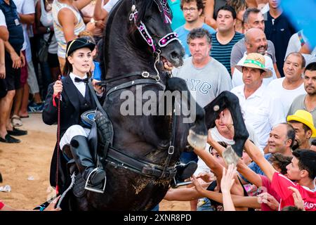 Traditioneller Tanz mit Pferden, „Jaleo“, aus dem 14. Jahrhundert, Festlichkeiten von Sant Bartomeu, Ferreries, Menorca, Balearen, Spanien Stockfoto