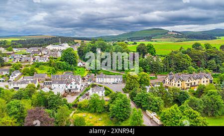 Craigellachie Moray Schottland das Dorf beherbergt die Hotels John Dewar Destillery und den River Spey im Sommer Stockfoto