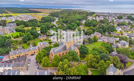 Dornoch Sutherland Scotland Blick über das Kathedralengebäude auf das Meer und die fernen Hügel im Sommer Stockfoto