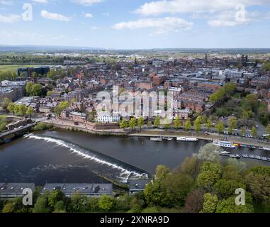 Blick aus der Vogelperspektive auf den Fluss Dee, die Bogenbrücke und das Wehr in der Stadt Chester, Cheshire, England Stockfoto