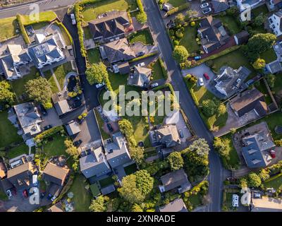 Blick von oben auf englische Häuser und Gärten Stockfoto