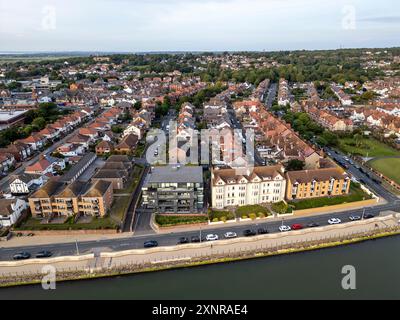 Blick aus der Vogelperspektive auf West Kirby Village und Meeressee, Wirral Peninsula, Merseyside, England Stockfoto