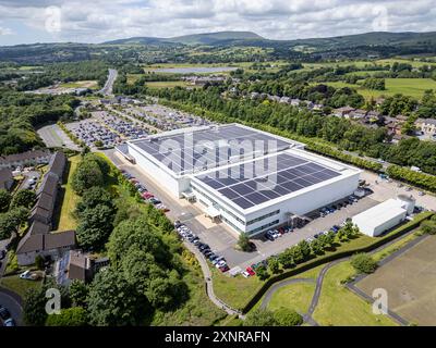 Luftaufnahme der Solarpaneele auf dem Dach des Boundary Mill Store, Colne, Lancashire, England Stockfoto