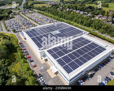 Luftaufnahme der Solarpaneele auf dem Dach des Boundary Mill Store, Colne, Lancashire, England Stockfoto