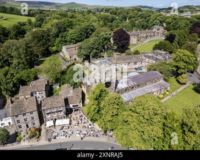 Skipton Castle Inn Pub und Holy Trinity Church, North Yorkshire, Yorkshire, England Stockfoto