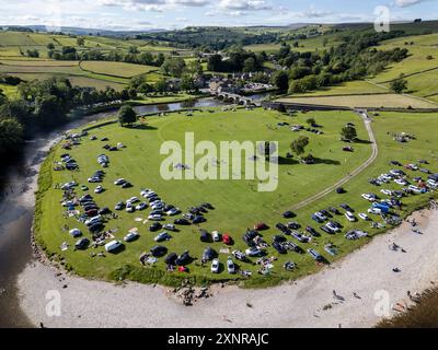 Touristen besuchen Burnsall, Yorkshire Dales an einem Sommertag, North Yorkshire, Yorkshire, England Stockfoto