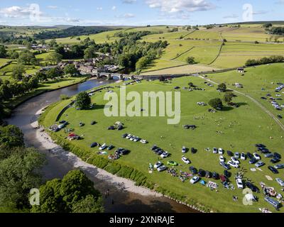 Touristen besuchen Burnsall, Yorkshire Dales an einem Sommertag, North Yorkshire, Yorkshire, England Stockfoto