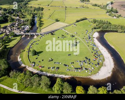 Touristen besuchen Burnsall, Yorkshire Dales an einem Sommertag, North Yorkshire, Yorkshire, England Stockfoto