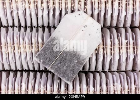 Ein Teebeutel liegt oben auf einem Set Teebeutel in einer Kiste von oben in der Nähe Stockfoto