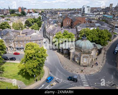 The Royal Pump Room, Grade II, denkmalgeschütztes Gebäude und Valley Gardens, Harrogate, North Yorkshire, England. Stockfoto