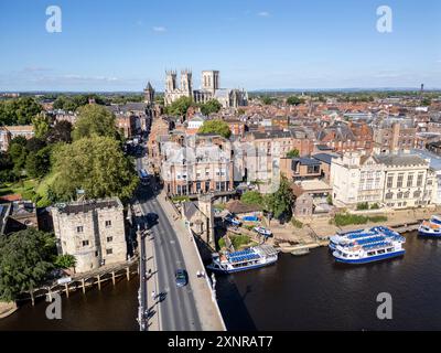 Luftaufnahme des York Minster und der Lendal Bridge, North Yorkshire, England. Stockfoto