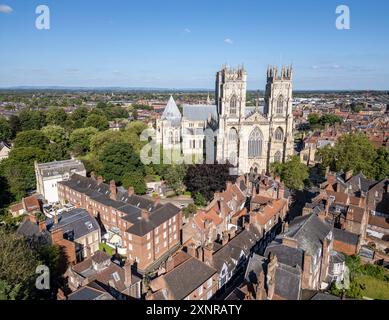 Luftaufnahme des York Minster im Abendlicht, North Yorkshire, England. Stockfoto