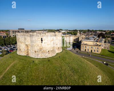 Blick aus der Vogelperspektive auf Clifford's Tower im Zentrum von York, North Yorkshire, England. Stockfoto