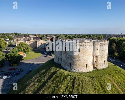 Blick aus der Vogelperspektive auf Clifford's Tower im Zentrum von York, North Yorkshire, England. Stockfoto