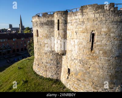 Blick aus der Vogelperspektive auf Clifford's Tower im Zentrum von York, North Yorkshire, England. Stockfoto