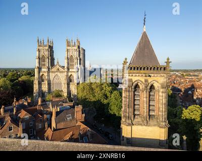 Aus der Vogelperspektive des York Minster und des York Oratory Tower, North Yorkshire, England. Stockfoto