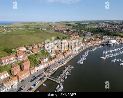 Aus der Vogelperspektive über Whitby Harbour Houses, River Esk und Vergnügungsboote, North Yorkshire, England. Stockfoto