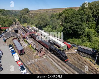 Goathland Bahnhof mit Touristen, die die Dampfzüge beobachten, North Yorkshire, England. Stockfoto