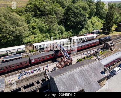 Bahnhof Goathland mit Touristen, die an Bord der Dampfeisenbahn warten, North Yorkshire, England. Stockfoto