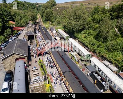 Touristen steigen an Bord der Dampfeisenbahn am Bahnhof Goathland, North Yorkshire, England. Stockfoto