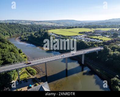 Aus der Vogelperspektive über die New Bridge, A171 über Whitby River Esk, North Yorkshire, England. Stockfoto