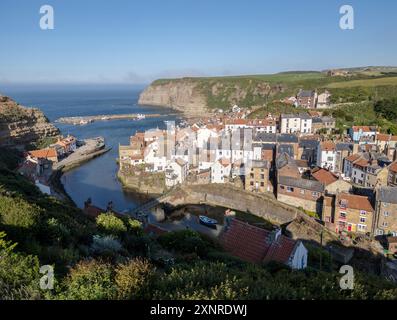 Blick aus der Vogelperspektive auf das Fischerdorf Staithes und den Hafen in North Yorkshire, England. Stockfoto