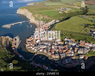 Blick aus der Vogelperspektive auf das Fischerdorf Staithes und den Hafen in North Yorkshire, England. Stockfoto