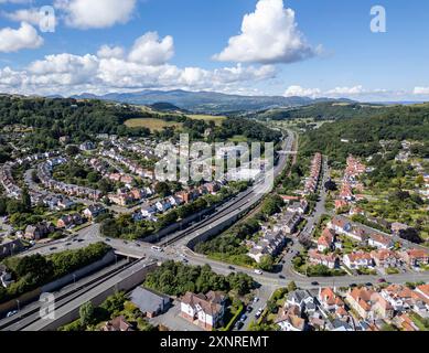 Autobahn A55, Häuser und Gärten in Colwyn Bay, North Wales Seaside Resort, Großbritannien Stockfoto