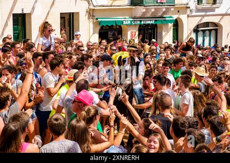 Parodie auf das menorquinische Pferdefest mit Eseln, 'Jaleo d'ASEs', Sant Bartomeu Festival, Ferreries, Menorca, Balearen, Spanien Stockfoto